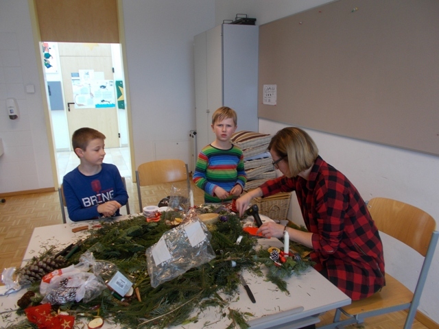 Weihnachtsgeschenke basteln der 2. Klassen