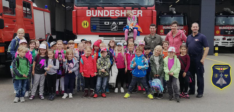 Die ersten Klassen besuchten die Feuerwehr des BH in Zeltweg